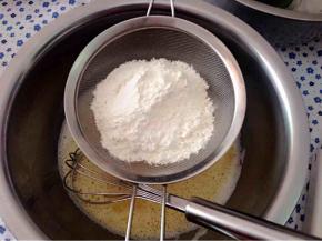 水，鸡蛋，白砂糖混合好后加入融化好的黄油。分三次筛入低筋面粉。每筛入一次搅拌均匀再筛入下一次。
