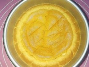 1.首先制作一个戚风蛋糕！