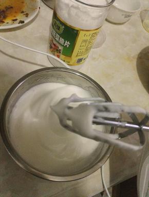 3.打发奶油分成两份，加入适量食用色素。