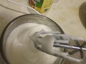 3.打发奶油分成两份，加入适量食用色素。