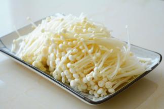 金针菇洗净去掉老根，分成小朵。