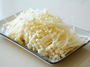 金针菇洗净去掉老根，分成小朵。