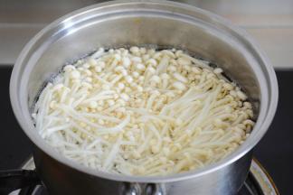 锅中添水烧开,放入金针菇汆烫。