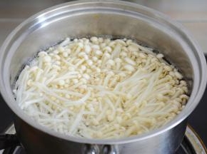 锅中添水烧开,放入金针菇汆烫。