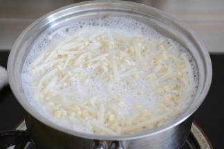 大火烧开，马上关火。
不要汆烫过久，过久金针菇就会变老嚼不动~