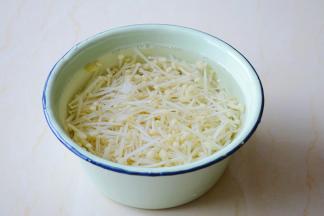 捞出投入凉水降温。