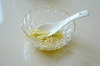 倒入滚烫的热油，烫成熟蒜蓉.
当然也可炒成蒜蓉~