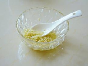 倒入滚烫的热油，烫成熟蒜蓉.
当然也可炒成蒜蓉~