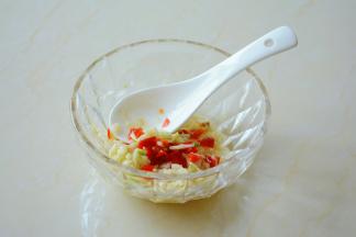 放入泡椒（和一些泡椒水），盐，一点糖提鲜。
搅拌均匀备用。