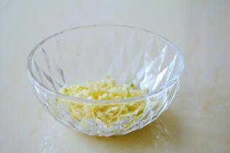 汆烫蘑菇烧水的同时，把大蒜切成蒜末。