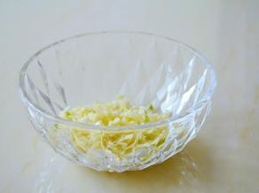 汆烫蘑菇烧水的同时，把大蒜切成蒜末。