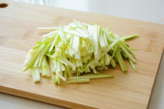 西葫芦切成丝.
西葫芦在挑选的时候一定要选嫩的，口感才好哦~
尽量不用瓜瓤部份，水分太大容易出汤汁~