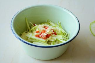 放入调味好的酱料搅拌均匀。