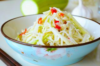 还要在啰嗦一小下：
金针菇拌葫芦丝没放醋，糖也仅是一点点,为了提鲜。
是以蒜蓉味为主的咸鲜口凉拌菜~
为了保持食材原有的口感清爽以及颜色清新，酱油也不要的~
仅仅是浓浓的蒜香味，
加上金针菇和西葫芦本身的清甜就刚刚好~