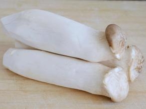 杏鲍菇洗净，沥干水分。