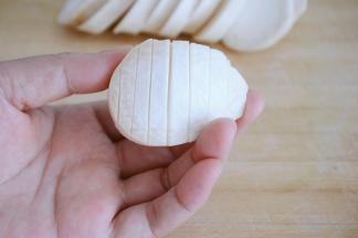 把杏鲍菇切成间隔0.5厘米的条状，
只切一半不要切到底。