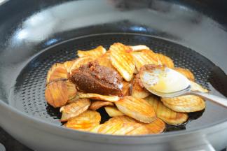 放入生抽，沙茶酱以及米醋一点点调味道！
沙茶酱如果过于黏稠，建议先与生抽米醋混合在放入会更好翻炒~
