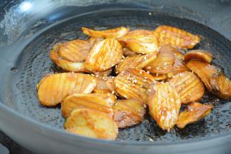 翻炒均匀后放入白芝麻和蒜蓉在简单翻炒！