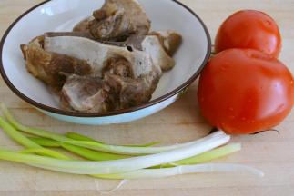 准备适量卤好的牛肉（卤牛肉方法在后面）和番茄，
建议比例是重量的1：1~
香葱少许~
牛肉一定要煮到很软烂，后续不会在长时段炖煮了~