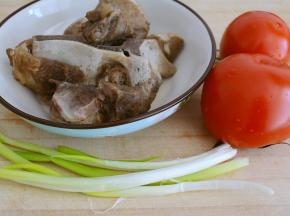 准备适量卤好的牛肉（卤牛肉方法在后面）和番茄，
建议比例是重量的1：1~
香葱少许~
牛肉一定要煮到很软烂，后续不会在长时段炖煮了~