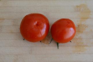 西红柿轻轻的切成十字花刀（切透皮即可）~
西红柿尽量选着自然成熟的，最好是鲜红颜色的~
这样炖出来的成品颜色也自然就好看~
如果买不到好的西红柿，那就换成小番茄吧~
几十块钱的牛肉毁在西红柿上真心不值得！
是不是呢？