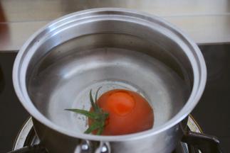 西红柿投入开水中烫15秒~