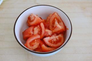 去皮的西红柿切成大块。
乖，不要切的过小~
否者煸炒之后就都成泥状了~