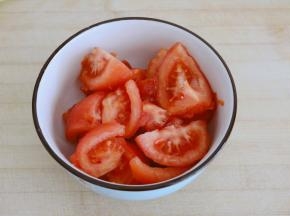 去皮的西红柿切成大块。
乖，不要切的过小~
否者煸炒之后就都成泥状了~