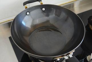 热锅放入冷油~
调成中火（或中小火）~