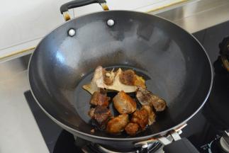 放入煮软烂的牛肉~
（不要问我为啥就做这么点，因为即便一大锅，我也能一顿都干掉，为了控制少吃，只能这样~~）
待到表皮焦化的时候翻动一下。
乖，表皮不焦化的时候不要翻动~
否者软烂的牛肉就会成一锅肉泥！
牛肉炒到外表有一成硬壳就是炒好了~