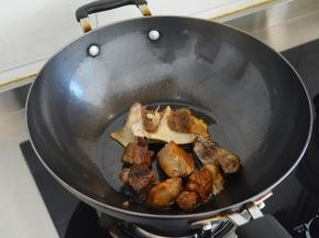 放入煮软烂的牛肉~
（不要问我为啥就做这么点，因为即便一大锅，我也能一顿都干掉，为了控制少吃，只能这样~~）
待到表皮焦化的时候翻动一下。
乖，表皮不焦化的时候不要翻动~
否者软烂的牛肉就会成一锅肉泥！
牛肉炒到外表有一成硬壳就是炒好了~