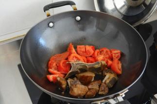 在放入西红柿~
同理西红柿不要经常翻动，
否者就成了浆糊~
除非你不想吃到西红柿块~