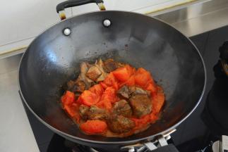 中小火慢慢的煎炒，出现红油，一直到汤汁浓郁~
这一步不要心急，是颜色好看的关键~
牛肉煎炒之后非常缺水~，同番茄同炒快速会吸入番茄汁~
也是好吃味浓的关键~