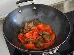 中小火慢慢的煎炒，出现红油，一直到汤汁浓郁~
这一步不要心急，是颜色好看的关键~
牛肉煎炒之后非常缺水~，同番茄同炒快速会吸入番茄汁~
也是好吃味浓的关键~