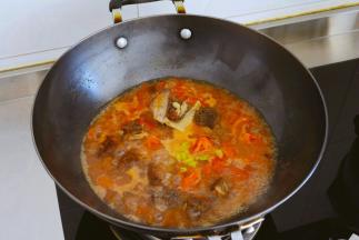 填入适量的牛肉汤，
到你喜欢的汤量，大火烧开锅.
投入香葱或香菜提味。