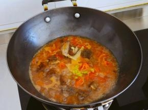 填入适量的牛肉汤，
到你喜欢的汤量，大火烧开锅.
投入香葱或香菜提味。