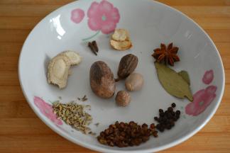 在说一下牛肉如何可以软烂入味：

卤准备所用香料，
图中香料比例可卤2斤牛肉~
根据实际肉量可做增减~
香料不齐，用简单的八角，花椒，桂皮，陈皮也可以，但肯定是香料足更好吃滴~