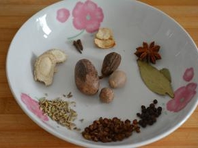 在说一下牛肉如何可以软烂入味：

卤准备所用香料，
图中香料比例可卤2斤牛肉~
根据实际肉量可做增减~
香料不齐，用简单的八角，花椒，桂皮，陈皮也可以，但肯定是香料足更好吃滴~