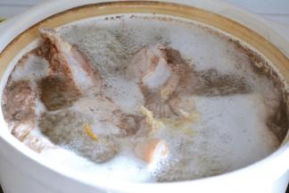 牛肉或牛腩，切成麻将大小的肉块,不要切的太小.
过水后会缩小三分之一~
用清水漂洗干净血渍，时间宽裕可以用清水先泡一泡~~
然后锅子填入清水，放入肉块儿，倒入10g白酒，陈皮和花椒各放入5g后烧开。
烧开后捞出牛肉，清理干净浮沫备用~