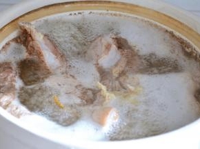 牛肉或牛腩，切成麻将大小的肉块,不要切的太小.
过水后会缩小三分之一~
用清水漂洗干净血渍，时间宽裕可以用清水先泡一泡~~
然后锅子填入清水，放入肉块儿，倒入10g白酒，陈皮和花椒各放入5g后烧开。
烧开后捞出牛肉，清理干净浮沫备用~