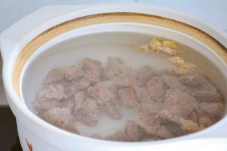 锅子洗净从新填入2000g清水，放入牛肉。