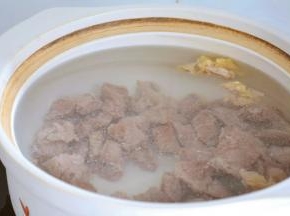 锅子洗净从新填入2000g清水，放入牛肉。
