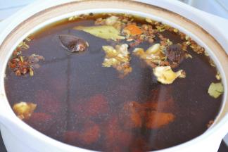 放入吃饭用的勺半勺转化糖浆，放入生抽酱油和盐。
中火烧开，小火半小时后关火。
...
半小时后，图1盘子中的干调料，
在中间位置的四种（草果 香果 草寇 肉寇），
这四种调料的味道过浓！建议挑出来。不挑出来会容易苦。