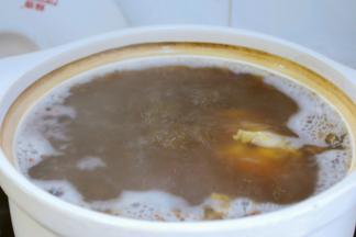 砂锅变凉后再加热慢炖半小时。
一般这个环节我会在下一餐做饭的时候顺便搞定~
顺便尝试一下咸淡味道，
如果有味道不足，可以在选着性的放一些调料。
这样就是半成品了。
一般炖两次半小时就软烂了，
如果不小心买到老牛肉，就延长炖肉时间吧~
这样的方式比开着火一直炖要省火，省时，而且更入味~
如果没有这个耐心，用高压锅也可以~

卤好的牛肉可以炖土豆，萝卜等都很好~
一次性多做一些，然后分成小份冷冻，下次在用很方便哦。