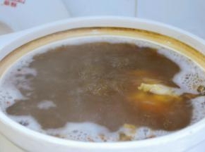 砂锅变凉后再加热慢炖半小时。
一般这个环节我会在下一餐做饭的时候顺便搞定~
顺便尝试一下咸淡味道，
如果有味道不足，可以在选着性的放一些调料。
这样就是半成品了。
一般炖两次半小时就软烂了，
如果不小心买到老牛肉，就延长炖肉时间吧~
这样的方式比开着火一直炖要省火，省时，而且更入味~
如果没有这个耐心，用高压锅也可以~

卤好的牛肉可以炖土豆，萝卜等都很好~
一次性多做一些，然后分成小份冷冻，下次在用很方便哦。