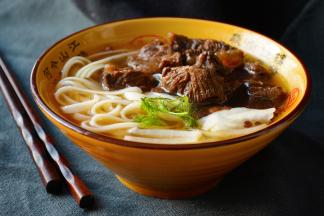 配面条吃牛肉面是不是也不错~