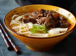 配面条吃牛肉面是不是也不错~