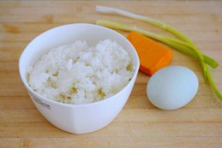 1. 准备相应材料~
米饭一碗，
南瓜一块,
鸭蛋一个，
香葱一颗。