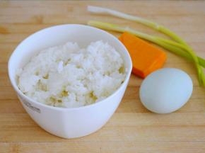 1. 准备相应材料~
米饭一碗，
南瓜一块,
鸭蛋一个，
香葱一颗。