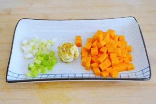 鸭蛋抠出蛋黄备用，
小葱切细段（分开葱绿，葱白）~
南瓜切丁~